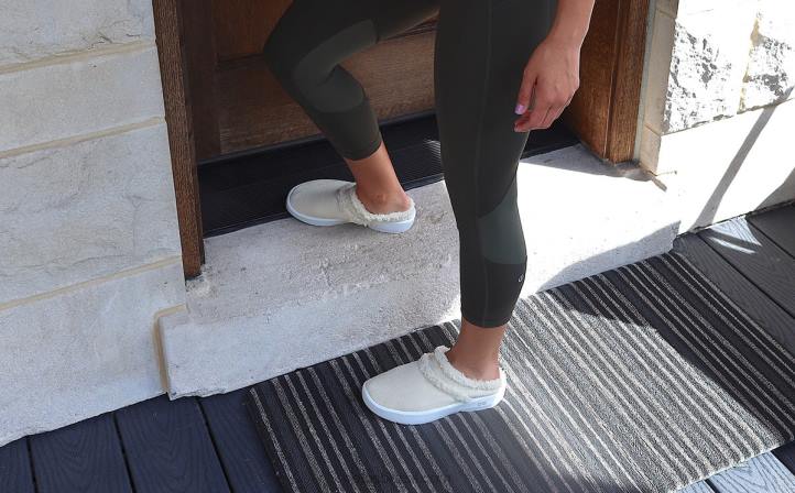 bege OOFOS sapato mule oocoozie feminino 62V2109