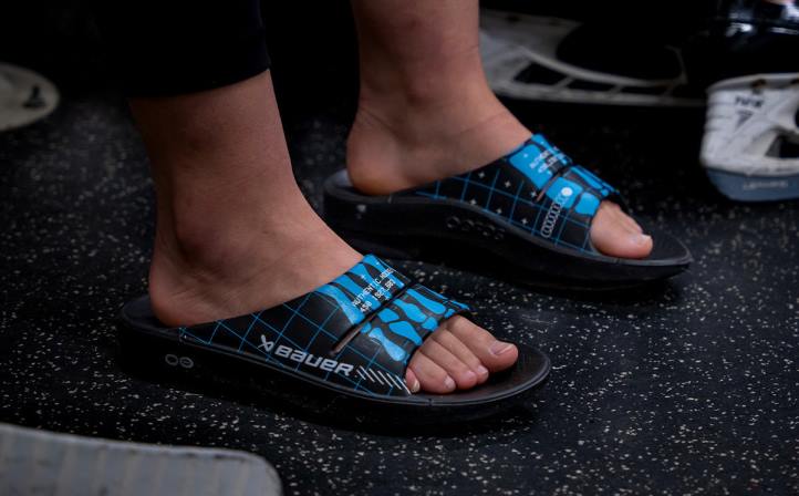 esqueleto bauer OOFOS sandália feminina ooahh slide limitada 62V221