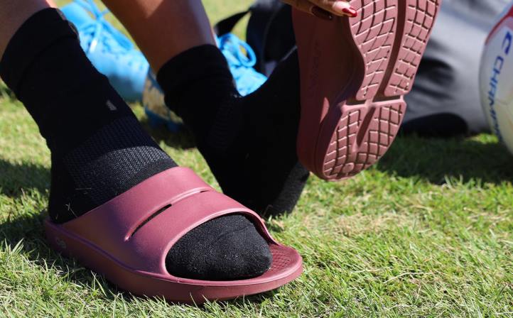 marte vermelho OOFOS sandália feminina ooahh slide 62V250