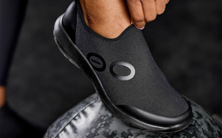 preto OOFOS sapato baixo esportivo oomg feminino 62V289