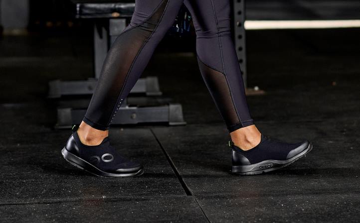 preto OOFOS sapato baixo esportivo oomg feminino 62V289