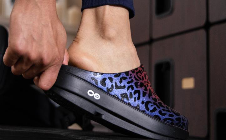 leopardo arco-íris OOFOS tamanco feminino edição limitada oocloog 62V298